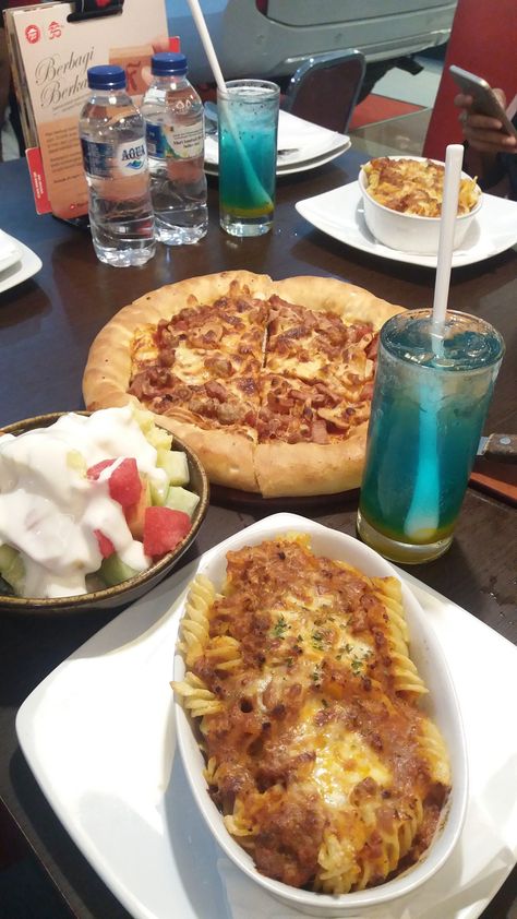 Pizza hut💕 Bukber❤ Pizza Hut Snapchat Story, Pizza Aesthetic Snapgram, Pizza Hut Snapgram, Pizza Hut Aesthetic, Makan Pizza, Restaurant Recipes Famous, Cheesecake Factory Recipes, Scones Ingredients, Foodie Instagram