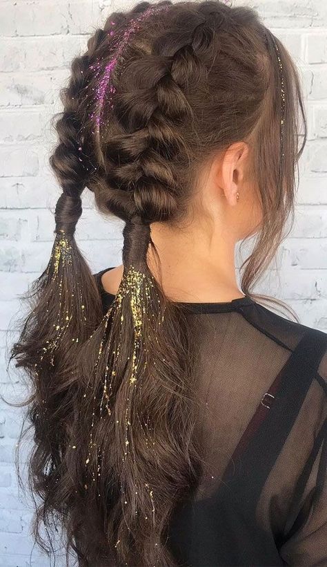 Penteados de Carnaval: Dicas para um Visual Incrível! Braided Hairstyles With Glitter, French Braids With Added Color Hair, Colorgaurd Hairstyles, Dutch Braids With Tinsel, Bubble Braids With Tinsel, Rock Festival Hairstyles, Festival Dutch Braids, Drum Major Hairstyles, Circus Hairstyles