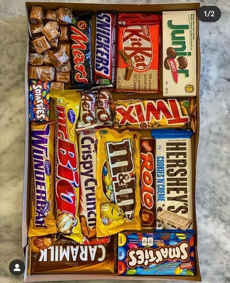 Snack Organizer, Chocolate Pack, Bff Birthday Gift, Diy Birthday Gifts For Friends, Sleepover Food, Junk Food Snacks, Candy Gift Box, Snack Box, Food Goals