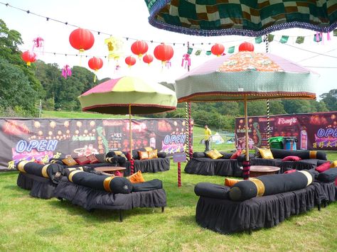 Super chill area at Bestival. Love the shape of the umbrellas. #musicfestival #festival #umbrellas #chillout #lanterns Bow Sights, Chill Zone, Children Park, Entertainment Center Decor, Festival Camping, Best Bow, Entertaining Decor, Diy Tv, Camping Decor