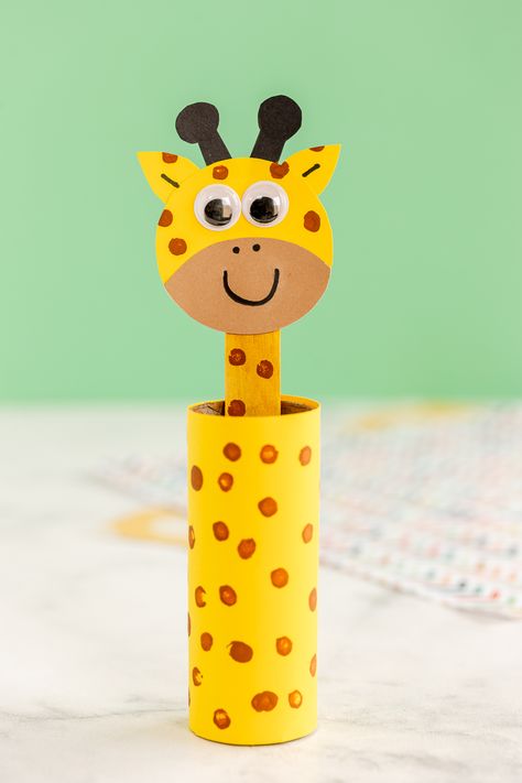 toilet paper roll giraffe on counter with light green background Giraffe Craft, Paper Plate Animals, Giraffe Crafts, Under The Sea Crafts, Cottage Market, Slime Craft, Unicorn Crafts, Trendy Diy, Dinosaur Crafts