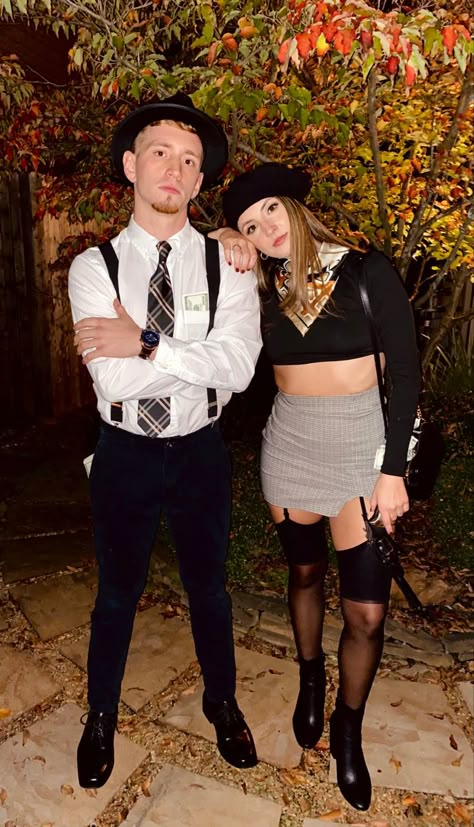 Fantasia Bonnie Clyde, Couples Halloween Costume Brunette, Bonnie And Clyde Halloween Costume Diy, Bonnie And Clyde Costume Couple, Gangster Couple Costume, College Couple Halloween Costumes, College Couple Costumes, Easy Couples Halloween Costumes, Bonnie And Clyde Costume