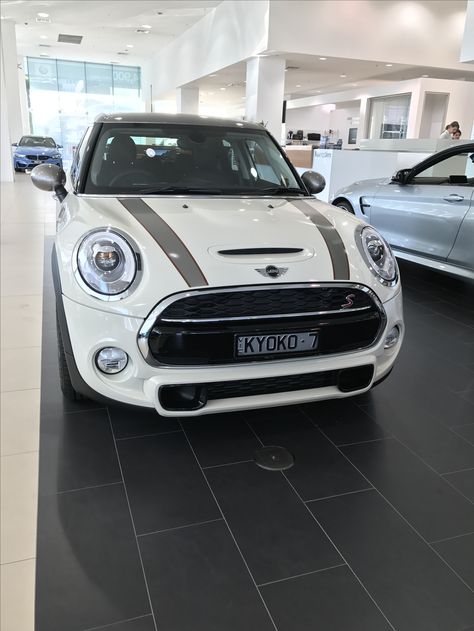 Mini Cooper Aesthetic, White Mini Cooper, Cooper Aesthetic, Mini Cooper Jcw, Mini Cooper F56, Mini Jcw, Car Vibes, 2023 Aesthetic, Cars Accessories