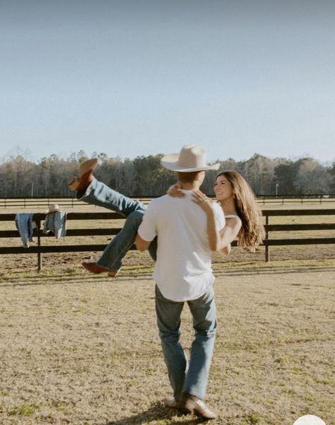 Horses Engagement Photos, Western Couple Photoshoot With Horses, Engagement Photos Farm Country, Christmas Couple Pictures Professional, Country Couples Photoshoot, Cute Couple Pics Aesthetic, Couple Horse Photography, Farm Engagement Pictures, Horse Engagement Photos