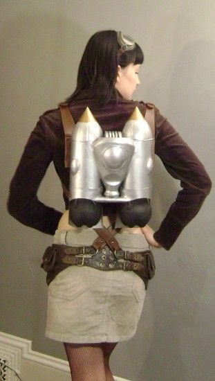 Jet pack costume made w/ two-liter bottles. If I wore this I would enter the room singing Fett's Vette (MC Chris). Diy Astronaut Costume, Steampunk Backpack, Rocket Backpack, Spray Paint Crafts, Rocket Pack, Diy Rocket, Jet Pack, Astronaut Costume, Steampunk Diy