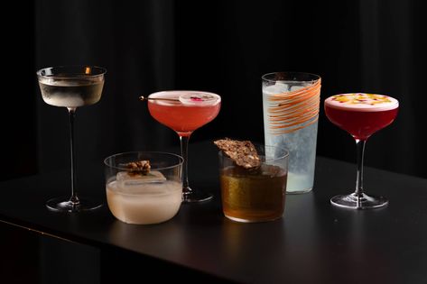 Glassware For Cocktails, Cocktail Presentation Ideas, Expensive Cocktails, Coffee Cocktail Bar, Cocktails Design, Japanese Cocktails, Drinks Aesthetic, Bar Mix, Drink Garnishing