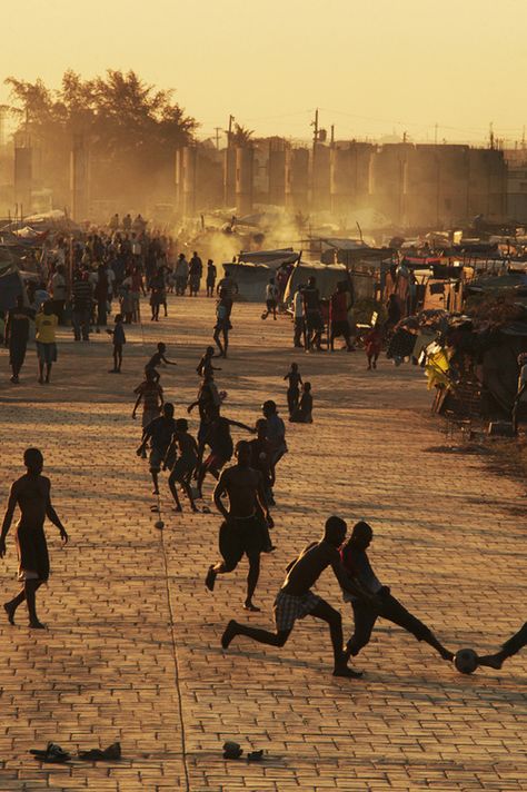 Favelas Brazil, Brazil Life, Kids Playing Football, Street Football, Street Soccer, Living In Brazil, Soccer Photography, Soccer Art, Football Photography