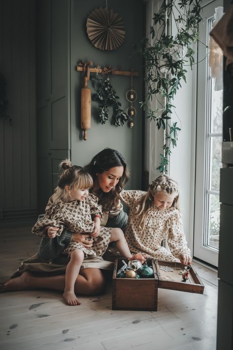 Bedroom Family Photoshoot, Christmas Family Photoshoot, Xmas Photos, Christmas Shoot, Christmas Mini Sessions, Christmas Family Photos, Christmas Bedroom, Christmas Photography, Christmas Photoshoot