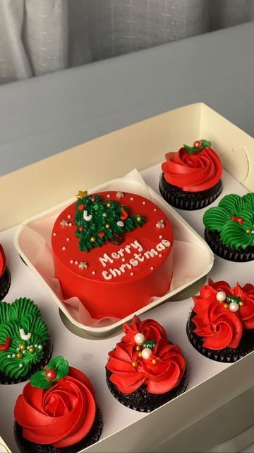 December Desserts, Christmas Baking Gifts, Small Birthday Cakes, Barbie Birthday Cake, Christmas Themed Cake, Cake Decorating For Beginners, Christmas Cake Designs, New Year's Cake, Christmas Cake Decorations