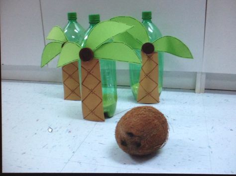 Coconut bowling Hawaiian Party Games, Tropisk Fest, Jungle Thema, Jungle Theme Parties, Jungle Birthday Party, Jungle Safari Party, Hawaiian Luau Party, Hawaiian Birthday Party, Moana Birthday Party