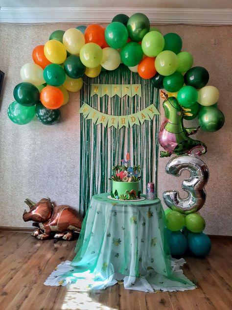 Dinosaur Balloon Garland Backdrop, Simple Dinosaur Backdrop Ideas, Dinosaur Birthday Theme Decorations, Dinasour Party Theme, Dinasour Birthday Decorations, Dinosaur Themed Birthday Party Boys, Dinasour Birthday, Third Birthday Boys, Baby Dinosaur Party