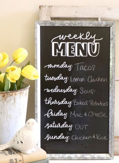 Keep your family on the same page all week long with a cute menu planning chalkboard sign!You could also add vinyl to a picture frame for a dry erase version!*FREE CUT FILES!* Chalkboard Menu Ideas, Menu Board Ideas, Chalkboard Menu Board, Menu Board Diy, Weekly Menu Boards, Kitchen Counter Ideas, Diy With Cricut, Menu Sans Gluten, Diy Menu