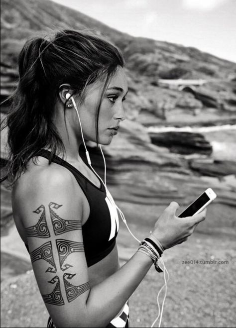 This is such a kickass photo! Maori Tattoo Frau, Polynesian Tattoos Women, Norse Tattoo, Arm Band Tattoo, Sky Photo, Alycia Debnam, Alycia Debnam Carey, Celtic Tattoos, Maori Tattoo