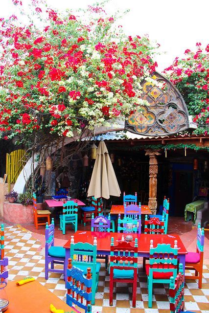 Mexican Courtyard | http://PhilosBooks.com Mexican Courtyard, Mexican Homes, Hacienda Kitchen, Mexican Garden, Mexican Colors, Mexican Kitchens, Mexico Style, Mexican Home, Hacienda Style