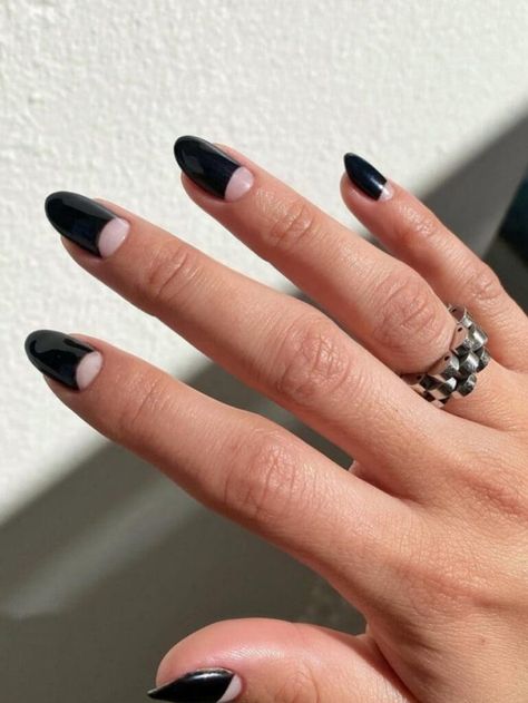 Negative space black half moon nails Basic Manicure, Black French Tip Nails, Black Chrome Nails, Half Moon Manicure, Black French Tip, Half Moon Nails, Baby Boomers Nails, Moon Manicure, Black French Tips