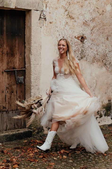 Wedding Dress Cowboy Boots, Wedding Dress With Cowboy Boots, Vestidos Country, Dress With Cowboy Boots, Bride Boots, Divine Atelier, Wedding Cowboy Boots, Dresses With Cowboy Boots, Luxe Boho