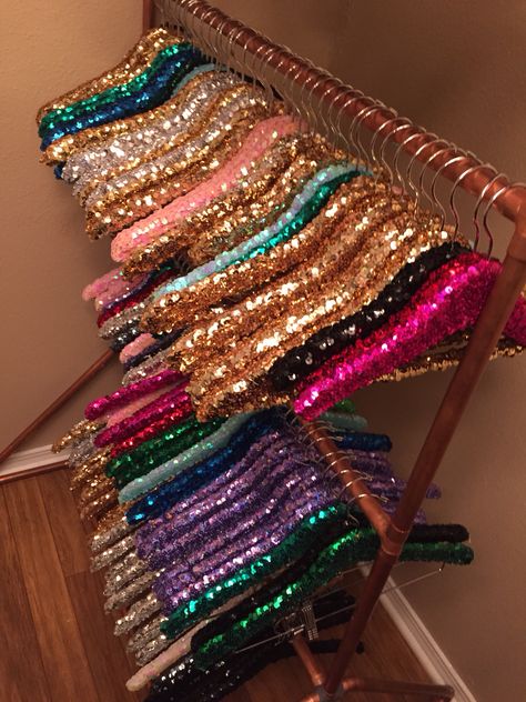 Sequin Room Decor, Glitter Interior Design, Business Boutique Ideas, Sparkly Room Decor, Girly Aesthetic Art, Boutique Hangers, Sparkly Crafts, Pretty Hangers, Sparkly Decor