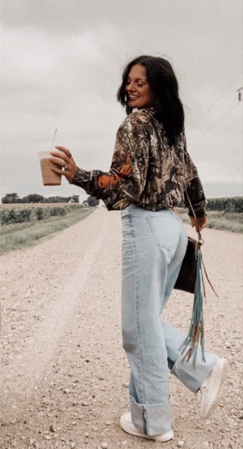 70s Western Fashion, Western Winter Outfits Women, Campus Fits, Winter Western Outfits, Ranching Life, Western Winter Outfits, Rodeo Fits, Country Outfits Women, Country Jeans