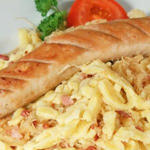 (Krautspaetzle) Traditional Schwabian Krautspaetzle as it is served at German fairs and in Schwabian homes. German Bratwurst, Slaw Dog, Best German Food, Spaetzle Recipe, Sausage Dinner, German Sausage, Food Nutrition Facts, Wine Butter, Polish Sausage