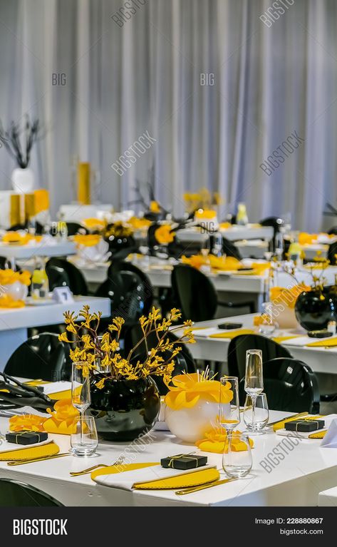 Yellow And Black Decorations Party, Yellow Black And Silver Party Decor, Black White Yellow Wedding, Yellow And Black Wedding Decor, Black And Yellow Table Decorations, Black And Yellow Party Decor, Yellow And Black Graduation Party Ideas, Black White And Yellow Wedding, Black And Yellow Wedding Theme