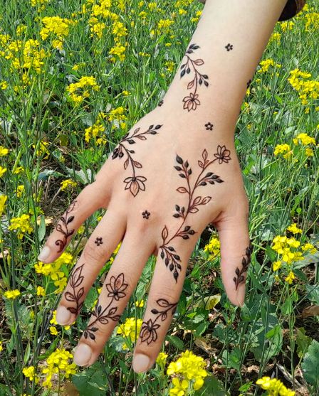 Beautiful Henna Designs You Can't Resist – 20+ Mehndi Designs Botanical Henna Designs, Plant Henna Designs, Leave Mehndi Design, Nature Henna Designs, Henna Vines And Leaves, Leaf Henna Design, Henna Leaf Design, Leaves Mehndi Design, Henna Designs Floral