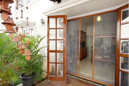 Sliding Mosquito Screens - Mosquito Net for windows and doors Outdoor Mosquito Net, Mosquito Screen Window, Sliding Mosquito Net Door, French Door Screens, Bifold Exterior Doors, Mosquito Door Screens, Side Patio Ideas, Patio Door Shutters, Mexico Jungle