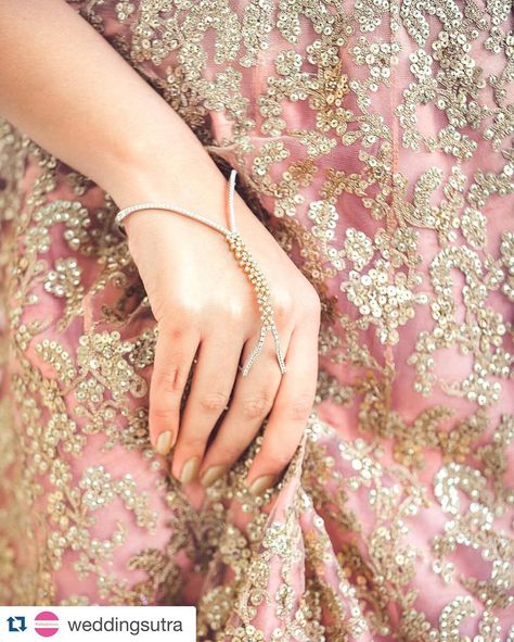 We just can't get over this trendy yet minimalistic #diamond-studded #haathphool from #Gehna. Haath Phool Jewellery, Haath Phool, Hand Bracelets, Hand Chain Jewelry, Sabyasachi Lehenga, Stylish Dpz, Diy Jewelry Necklace, Indian Brides, Spring Weddings