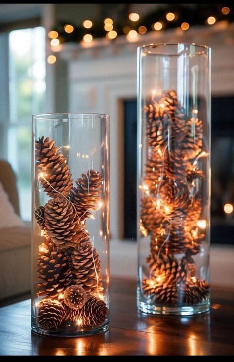 Christmas Decorations Apartment, Christmas Vases, Winter Centerpieces, Christmas Apartment, Christmas Table Centerpieces, Christmas Decor Inspiration, Christmas Inspo, Christmas Decoration Ideas, Xmas Decor