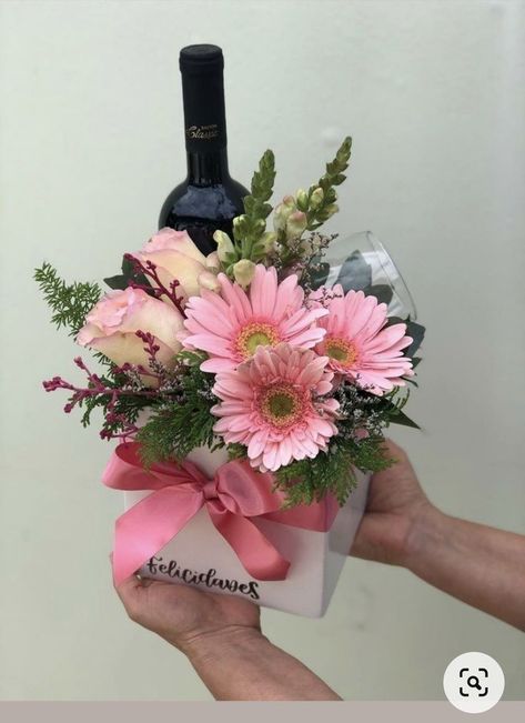 Wine And Flowers Gift Boxes, Cute Flower Arrangements, Wine Gift Box Ideas, Wine Bottle Flowers, Valentine Flower Arrangements, Living Room Cozy, Flower Box Gift, Creative Birthday Gifts, Wine Gift Boxes