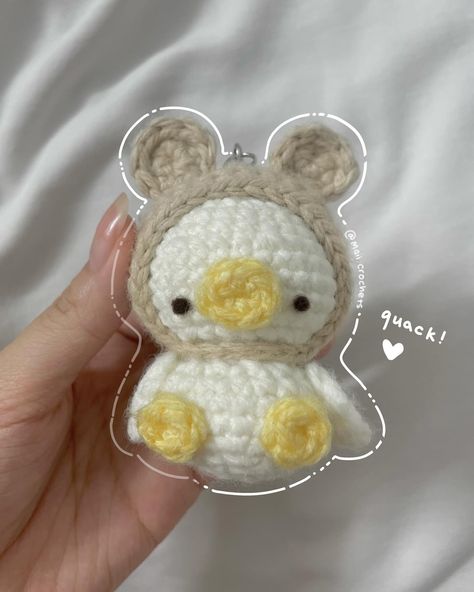 ( •ө• ) I stumbled upon this duck pattern by @herby_kerby and I literally fell in love it’s so adorable . ݁₊ ⊹ . ݁˖ . ݁ I didn’t have green yarn for the hat 😿💔 so I had to resort to brown yarn to make it have a bear hat So now he’s a tiny duckling that wishes to become a strong and tough bear 🧸˗ˏˋ 𓅰 ˎˊ˗ ᯓ ᡣ𐭩 free pattern by: @herby_kerby ˚₊· ͟͟͞➳❥ #crochet #crochetlove #crochetersofinstagram #crocheter #crochetduck #crochetinspiration #crocheting #crochetplushie #crochetamigurumi #amigur... Duck Keychain Crochet Pattern, Crochet Tiny Bear, Brown Yarn Crochet Ideas, Duck Crochet Pattern Free, Ugly Crochet, Brown Yarn, Duck Pattern, Tiny Crochet, Green Yarn