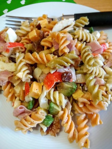 Ensalada de pasta rápida de preparar y muy apropiada para llevar en el tupper a cualquier sitio. Por ejemplo para un día de playa o campo, para llevar al trabajo… También es muy recomendable … Sport Life, Deli Food, Personal Chef, Pasta Salad, Gluten Free Recipes, Free Food, Diet Recipes, Healthy Food, Dinner Recipes