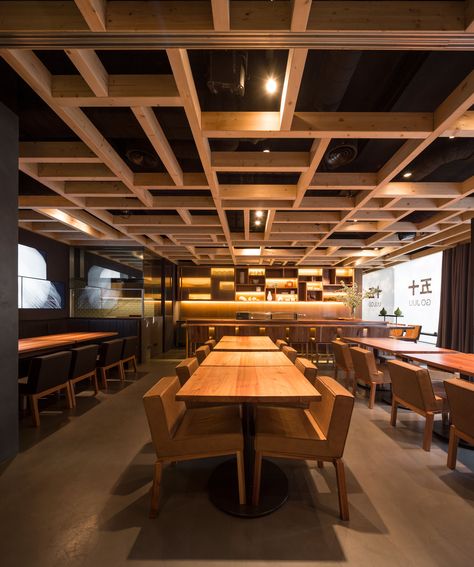 Go Juu Restaurant / PROMONTORIO Japanese Restaurant Interior, Restaurant Ceiling, Japanese Restaurant Design, Wooden Ceiling Design, Modern Restaurant Design, Timber Ceiling, Ceiling Design Modern, Modern Restaurant, Wooden Ceilings