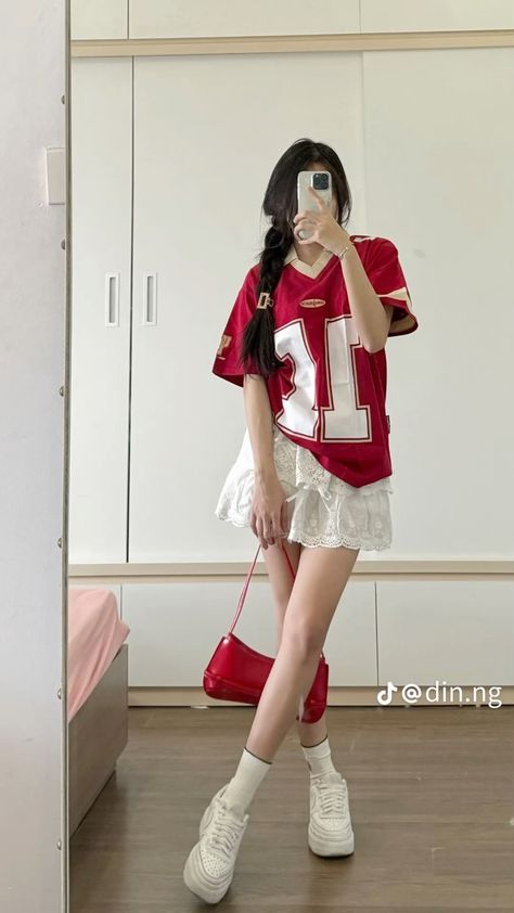 Jersey Outfit Ideas For Women, Thai Outfits Casual, Kpop Summer Outfits, Soft Fashion Aesthetic, Ootd Concert, Cherry Skirt, Red And White Outfits, Outfit Korean Style, Concert Fit