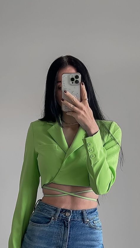 Crop Blazer Outfits For Women, Neon Top Outfit, Blazer Crop Top Outfit, Zara Cropped Blazer, Crop Blazer Outfit, Cropped Blazer Outfit, Outfit Verde, Blazer Casual Outfit, Outfits Blazer