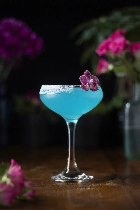 Jasmine Elderflower Daiquiri   This drink is a colorful blend of white rum, elderflower liqueur, blue curacao, fresh lime juice, and jasmine flower water. Fruity Bar Drinks, Moody Mixologist, Absinthe Cocktail, Daiquiri Recipe, Essential Oil Distiller, Jasmine Green Tea, Frozen Cocktails, Cocktails Bar, Flower Water