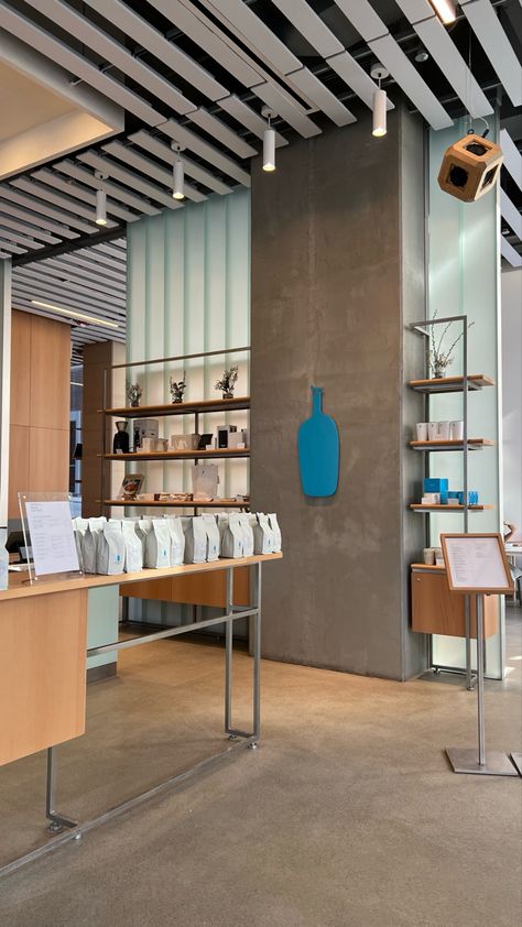 Blue Bottle Coffee Interior, Blue Bottle Cafe, Coffee Shop Japan, Corner Cafe, Coffee Lab, Blue Bottle Coffee, Dining Inspiration, Cafe Shop Design, Coffee Bar Home