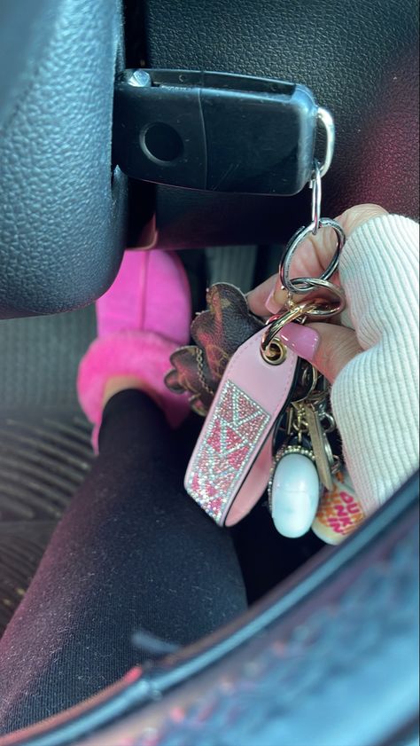 Pink Slippers Outfit, Girly Car Accessories Keys, Pink Uggs Slippers, Hot Pink Uggs Outfit, Pink Keychain Aesthetic, Cute Car Accessories Pink, Baddie Accessories, Hot Pink Uggs, Pink Car Keys