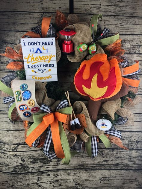 Smores Wreath, Camping Wreaths Diy, Camping Wreath, Camping Wreath Ideas, Camper Wreath, Scout Camp Blanket Ideas, Scout Ornaments, Summer Camp Bunk Decorations, Cub Scout Activities