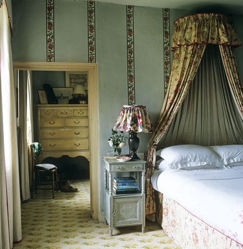 Bedroom at the Hampshire Hunting Lodge Ashlar Pattern, English Country House Style, Blue Bedroom Walls, Veranda Magazine, Painted Beds, Hunting Lodge, English Country House, Wallpaper Border, Country Style Homes