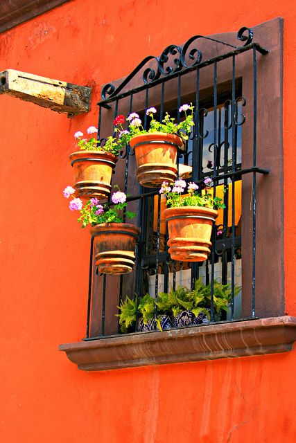 Beautiful Guanajuato http://www.travelandtransitions.com/our-travel-blog/mexico-2010/mexico-travel-guanajuato-el-pipila/ Mexican Windows, Dekorasi Maroko, Mexican Colors, Spanish Hacienda, Mexican Hacienda, Window Bars, Window Grill Design, Window Grill, Spanish Style Home