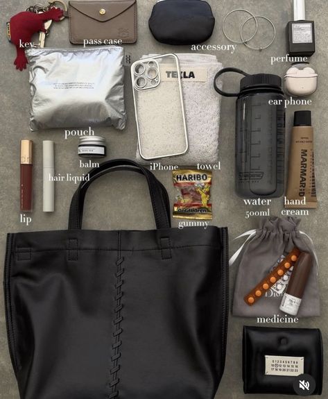 Bag Essentials Everyday, Bag Must Haves, What's In My Backpack, Everyday Bag Essentials, Everyday Carry Bag, What's In My Purse, Accessories Essentials, What's In My Bag, School Bag Essentials