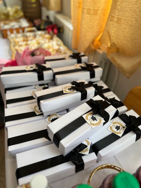 Graduation Party Favors Diy, Prom Favors, Graduation Party Planning, Graduation Party Favors, Graduation Favors, Dream Prom, Instagram Gift, Aesthetic People, Graduation Outfit