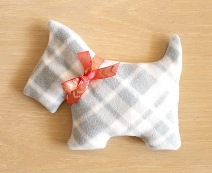 diy puppy heating pads to give as gifts, crafts, reupholster Sewing Pads, Lavender Projects, Diy Christmas Gifts Sewing, Rice Warmer, Sew Gifts, Coloring Fabric, Diy Heating Pad, Boo Bags, Diy Gifts In A Jar