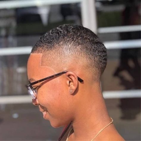 Fade Haircut Women, Low Cut Hairstyles, Fade Haircut Designs, Short Fade Haircut, Waves Haircut, Short Hair Designs, Shaved Hair Cuts, Low Fade Haircut, Short Shaved Hairstyles