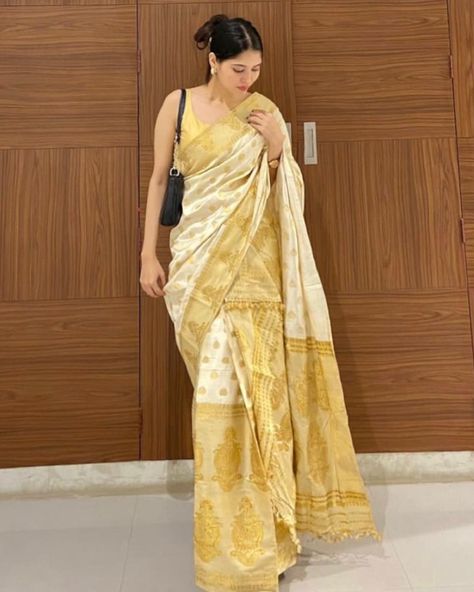 Pujo Outfit Ideas, Saraswati Puja Saree Look Aesthetic, Pohela Falgun Saree Look, Mekhla Chador Look, Mekhela Sador Poses, Mekhela Sador Blouse Design, Saraswati Pujo Saree Look, Sador Mekhela Photo Pose, Mekhela Chador Blouse Designs