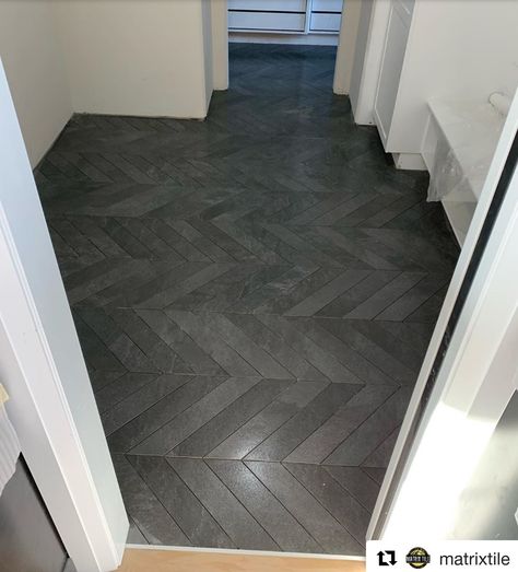 Dark Tile Entryway, Transitional Tile Flooring Ideas, Chevron Tile Floor, Slate Blue Tile Floor, Herringbone Black Tile Floor, Grey Chevron Flooring, Gray Herringbone Tile Floor, Grey Herringbone Tile Bathroom, Dark Tile Bathroom Floor