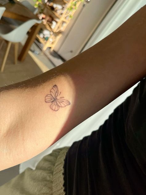 Cross Tattoo With Butterflies, Buterfluffy Tatoos, Butterfly Tattoo Dainty, Wrist Tattoos Butterfly, Cute Butterfly Tattoos, Brother And Sister Tattoo Ideas, Sister Tattoo Ideas, Sister Tattoo, Tattoo Butterfly