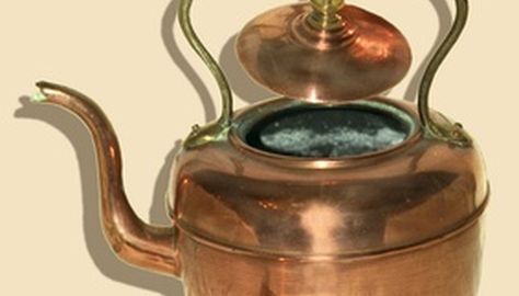 How to Clean Copper Kettles Clean Copper, How To Clean Copper, Copper Tea Kettle, How To Polish Copper, Copper Kettle, Copper Cookware, Kitchen Sponge, Easy Craft Projects, Laundry Hacks