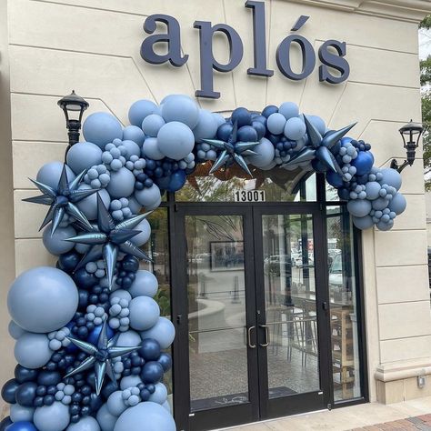 Monochromatic Balloon Garland, Shades Of Blue Balloon Garland, Pool Balloons, Baloon Garland, Blue Balloon Garland, Balloon Inspiration, Balloon Colors, Hoco 2024, Corporate Events Decoration