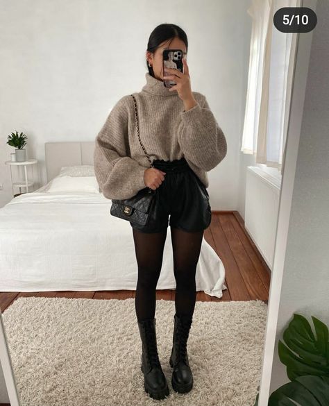 Leder Shorts Outfit, Winter Shorts Outfits, Leather Shorts Outfit, Shorts Fits, City Outfits, Elegante Casual, Winter Break, Looks Chic, Casual Winter Outfits